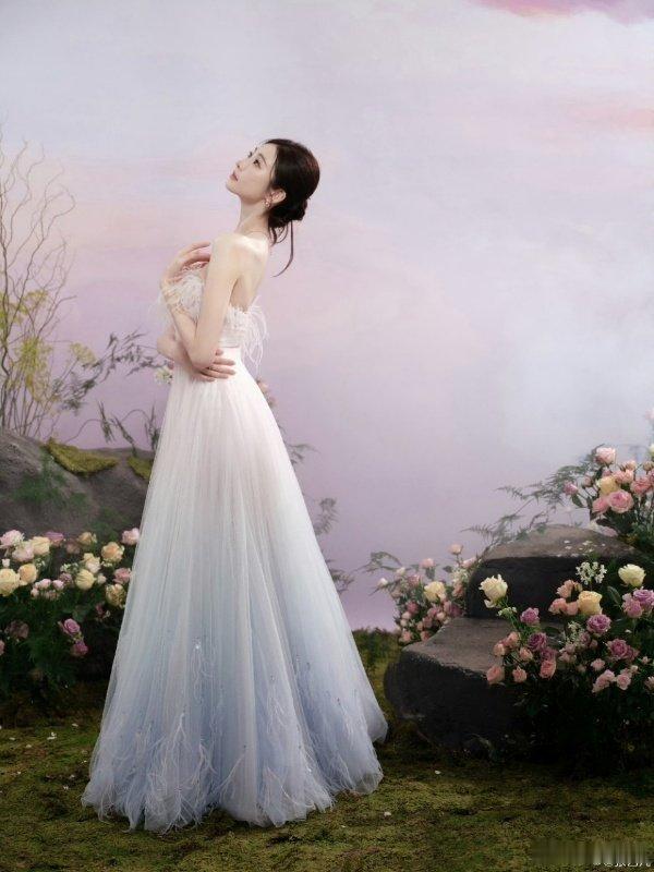 张艺凡张艺凡被裙子绊出了表情包 咱就是说，张艺凡的裙摆是内娱唯一一个有自己KPI