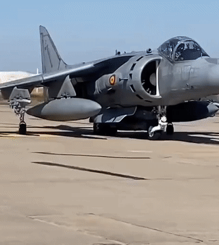 AV8B“海鹞”这种战斗机曾经让中国眼馋不已！
而现在看起来这种战斗机其实全是缺