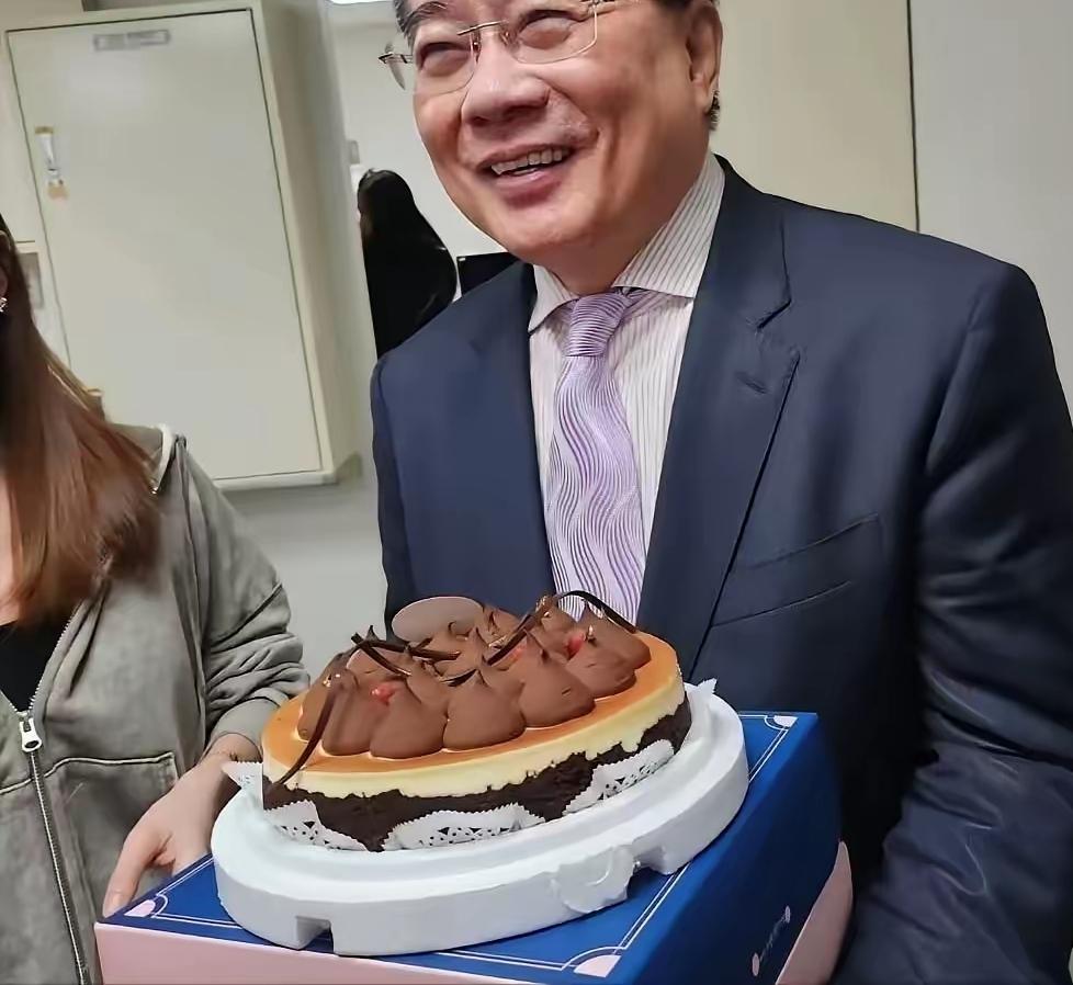 3月19号下午，一个即将入狱的人，在电视台演播厅里，被同事们围着送了一程。
 