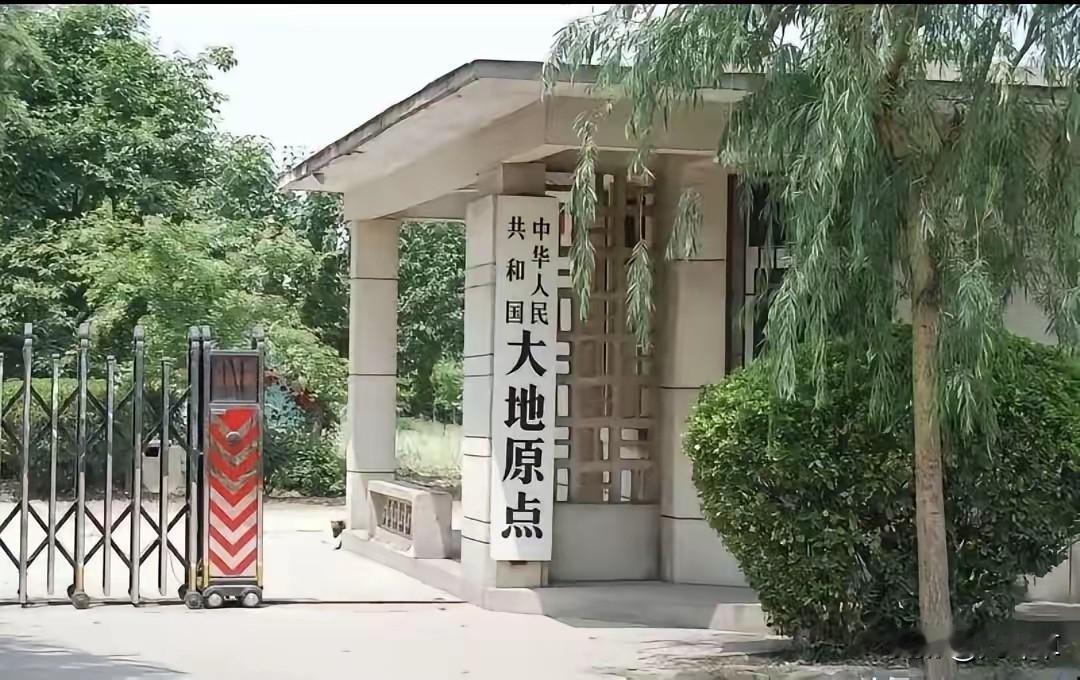泱泱华夏五千春秋，
疆域万里锦绣无垠。
西拥昆仑雄峰，东揽沧海浩波，五岳擎天立脊