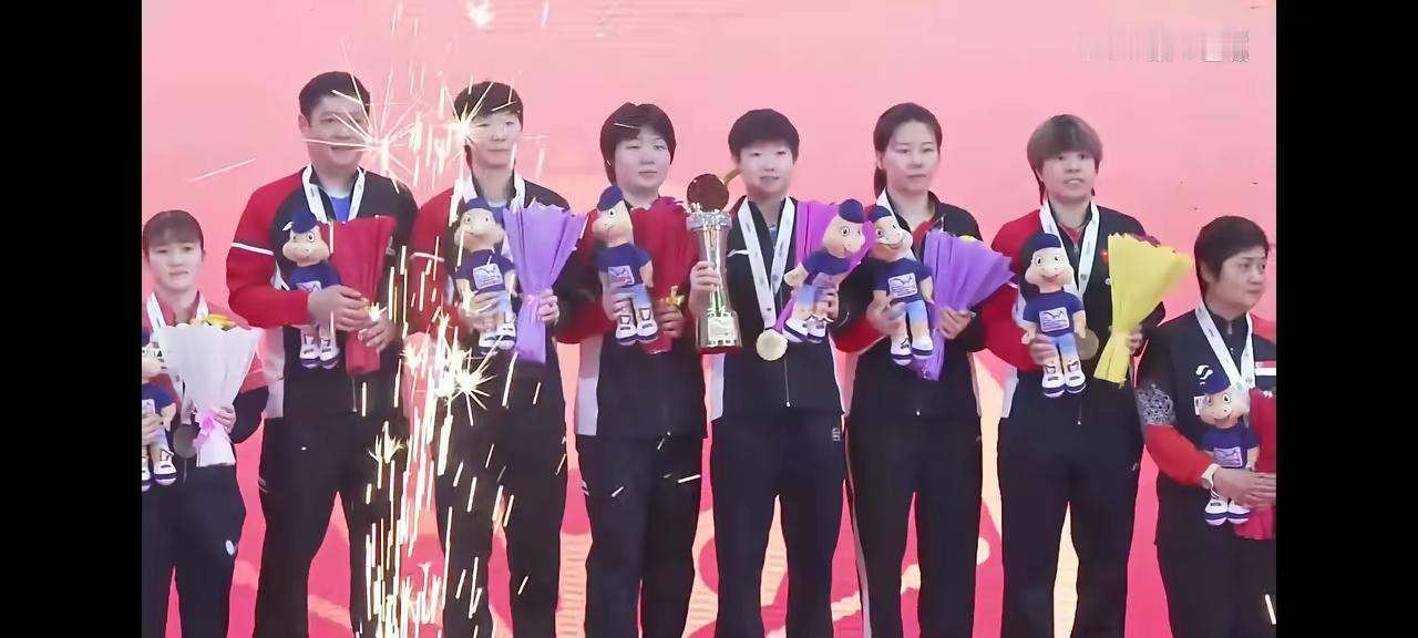 最美不过邱怡可
两个闺女都火了

领奖台上放眼看
莎莎蒯曼C位站

五朵金花一齐