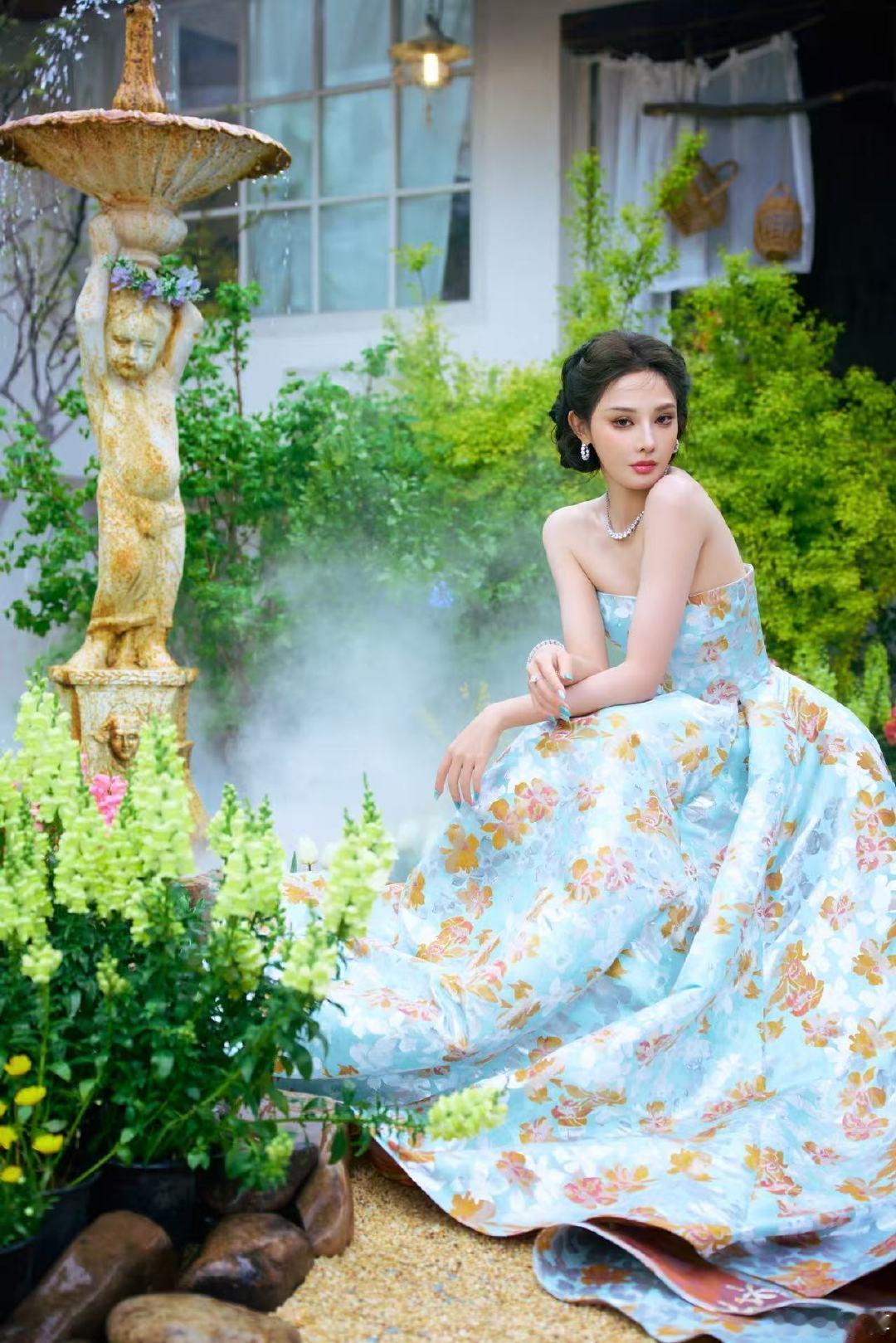 彭小苒花园里公主北京国际电影节 红毯上的春日氛围感担当，彭小苒这身造型干净又仙气