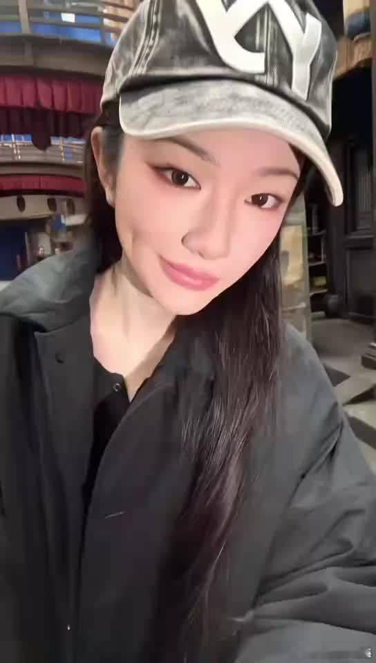 云初令剧组团建虞书欣进行曲 不得不说虞书欣真是气氛maker，有她在的地方就不会