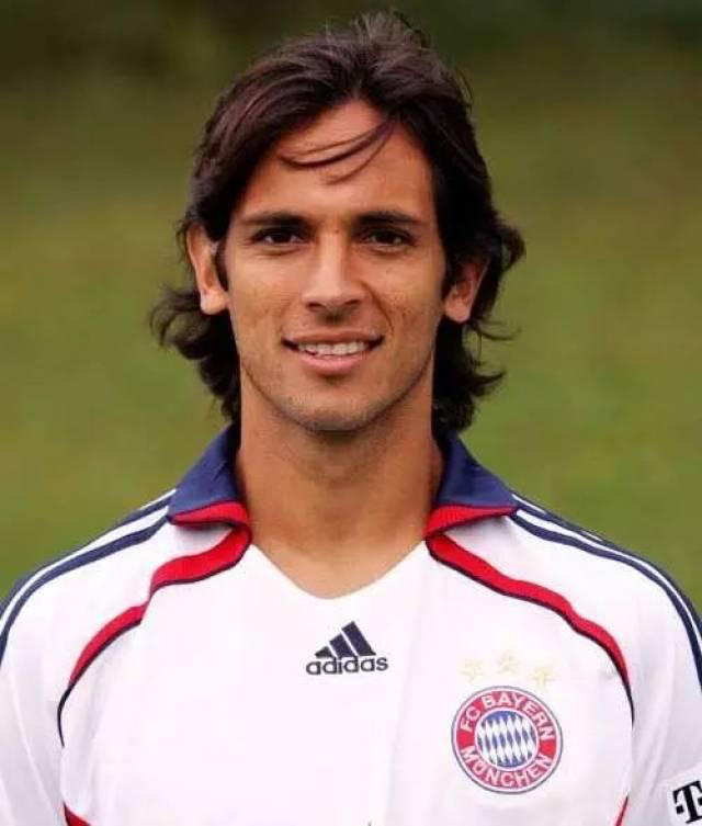 盛世美颜续写绿茵传奇！
最近有一则新闻震惊老球迷，44岁的圣克鲁斯转会巴拉圭民族