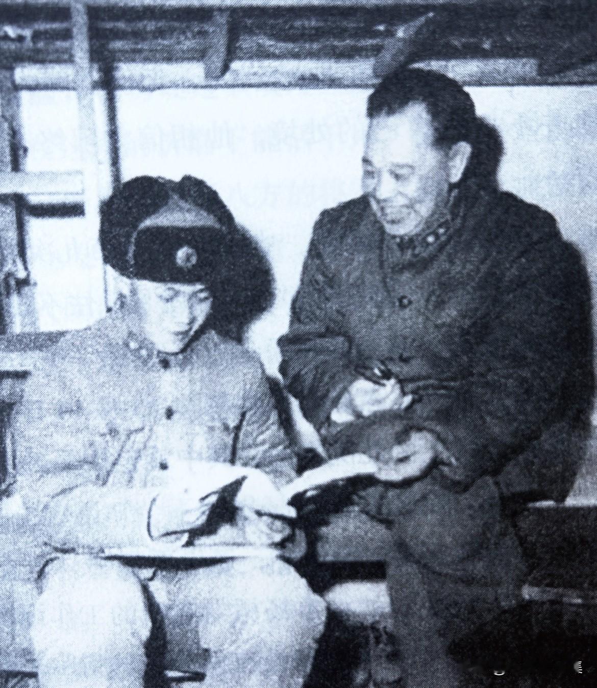 1963年1月，时任北京军区政治委员的廖汉生同志在连队与战士交谈。中央军委强调要