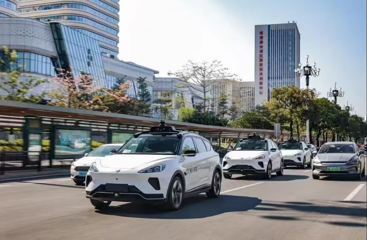 之前去过几次武汉，也体验过萝卜快跑，看到现在它被网友呼唤快点回来，深有感触！“苕