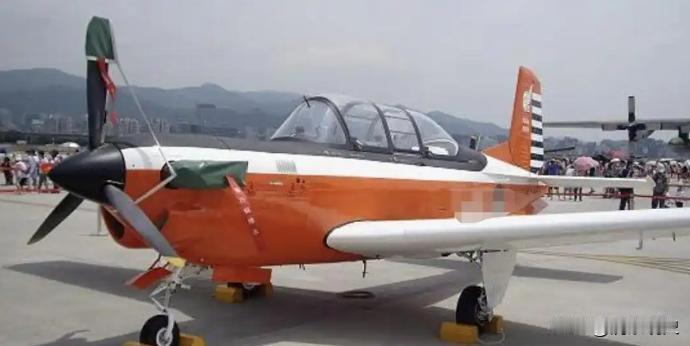 突发！台湾损失了两名飞行员。

6月2日，台湾高雄冈山空军基地突发一起严重飞行事