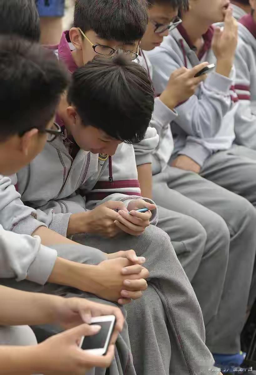 数字时代的亲子围城：破解手机沉迷的困局

在这个信息奔腾的数字洪流中，智能手机已