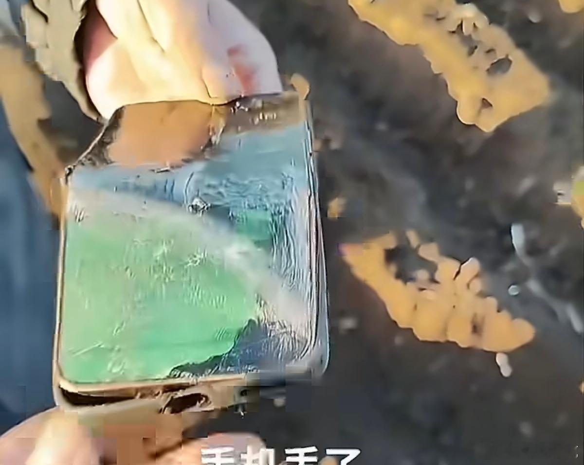 各家都得学学荣耀这质量，荣耀X70被压成这，手机大面积弯折，屏幕破碎，但是你给手