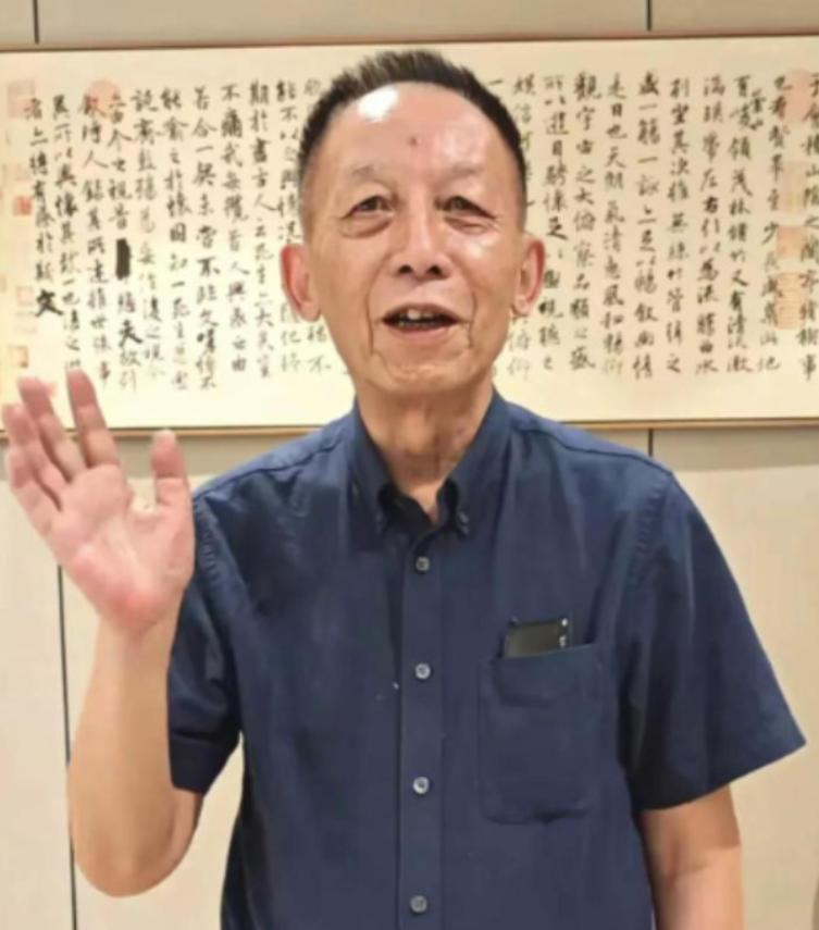 41岁的武汉大学副教授易中天递交完辞职信，头也不回地走了：“在这里待11年，连个