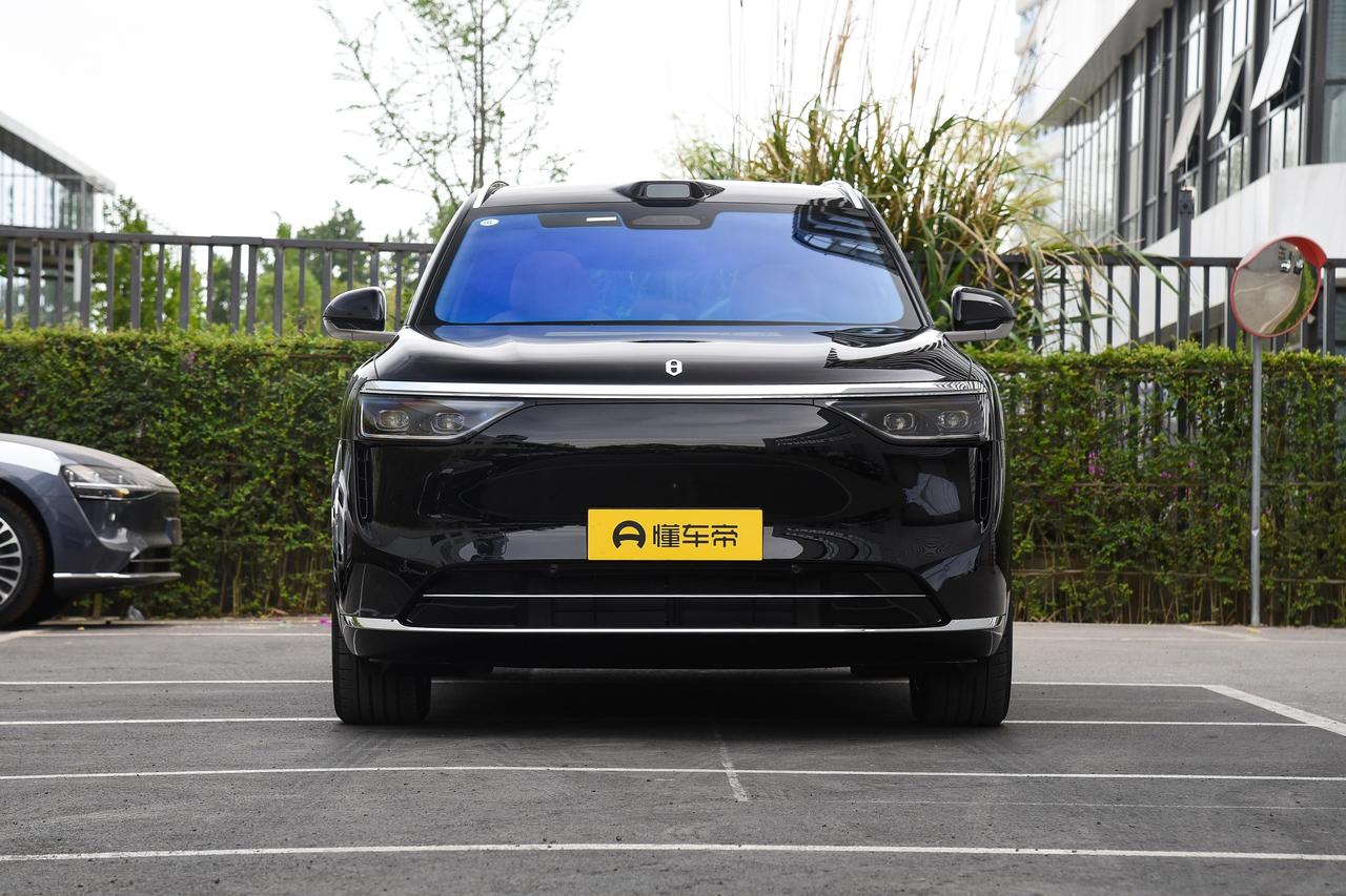 第一眼看问界M8就感觉它气场很足，商务家用都撑得住，前脸大气，车身修长，灯组设计