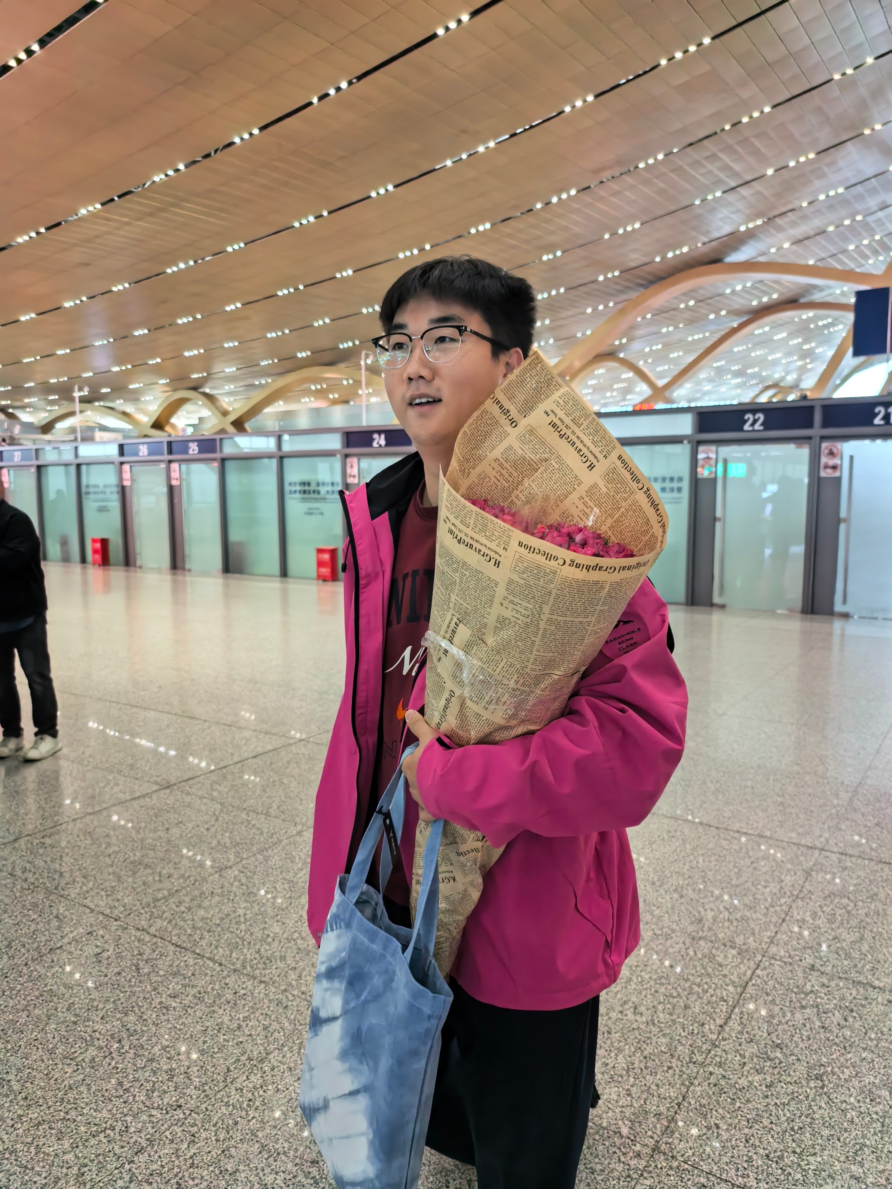 没结婚的小伙子就是不一样，坐三个小时飞机也要给女朋友捎束鲜花。[哈哈]  ​​​