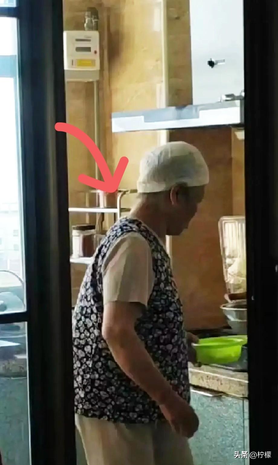 公公死了五年，
我和大伯哥商量好，
婆婆每家一年，婆婆今天八十岁了，婆婆今年在我