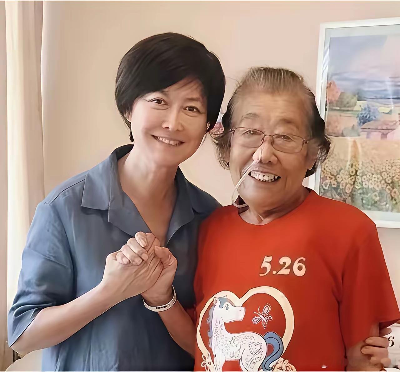 敬一丹最难过的日子，不是她突发脑出血住院，而是她过64岁生日当天，母亲去世了，她