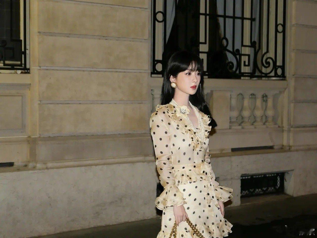杨紫巴黎营业照紫妹是真的越来越美了[哇] ​​​