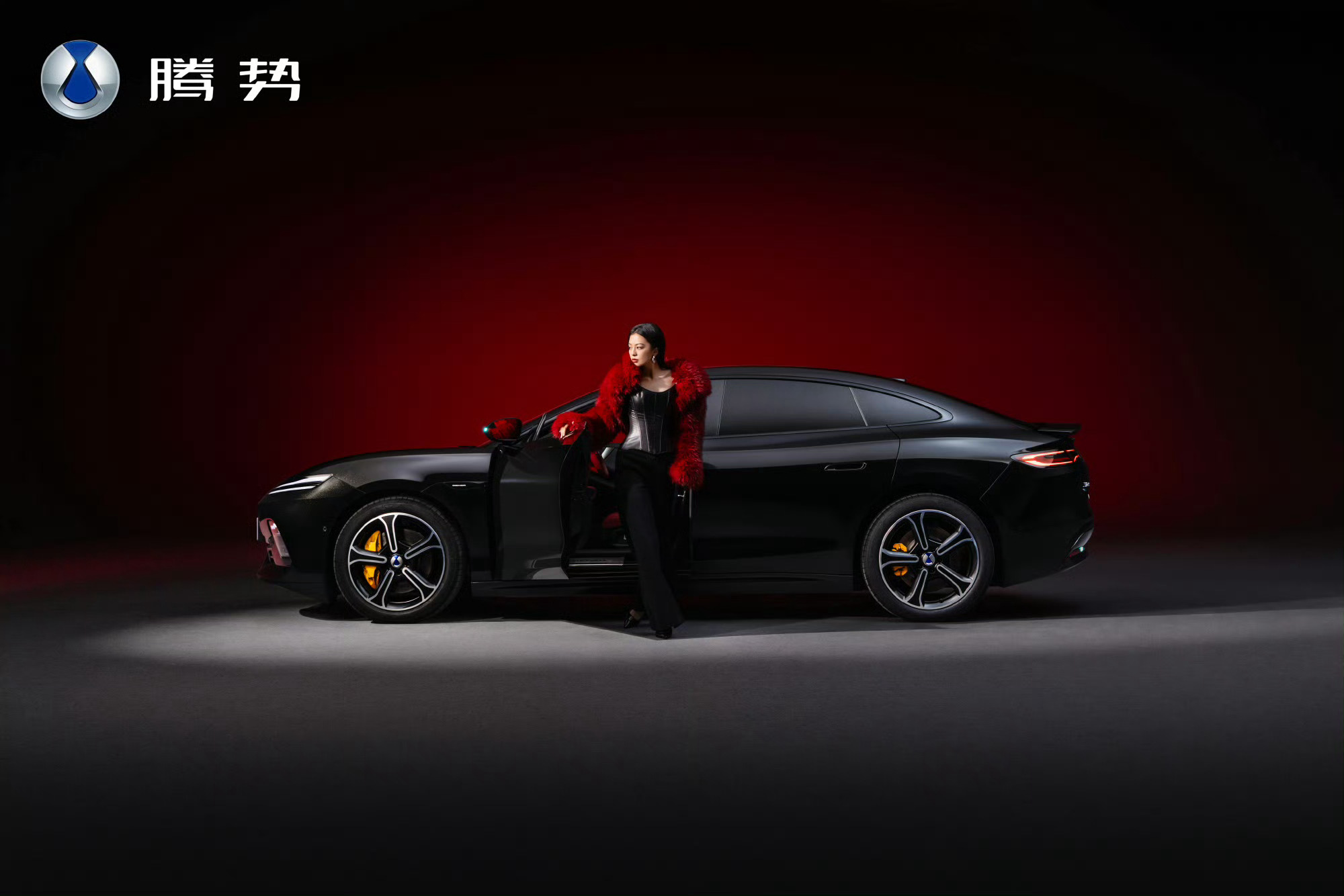 腾势Z9S 星曜黑，有一种奔驰sl的优雅感觉 