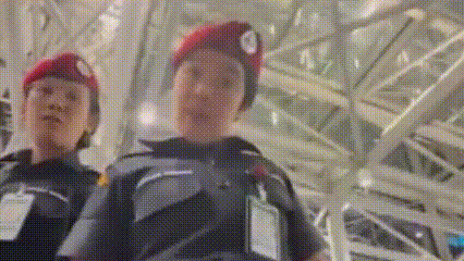 22名中国乘客被泰国航司拒载，飞机头也不回地扬长而去，机场安保还做出拉眼角的歧视