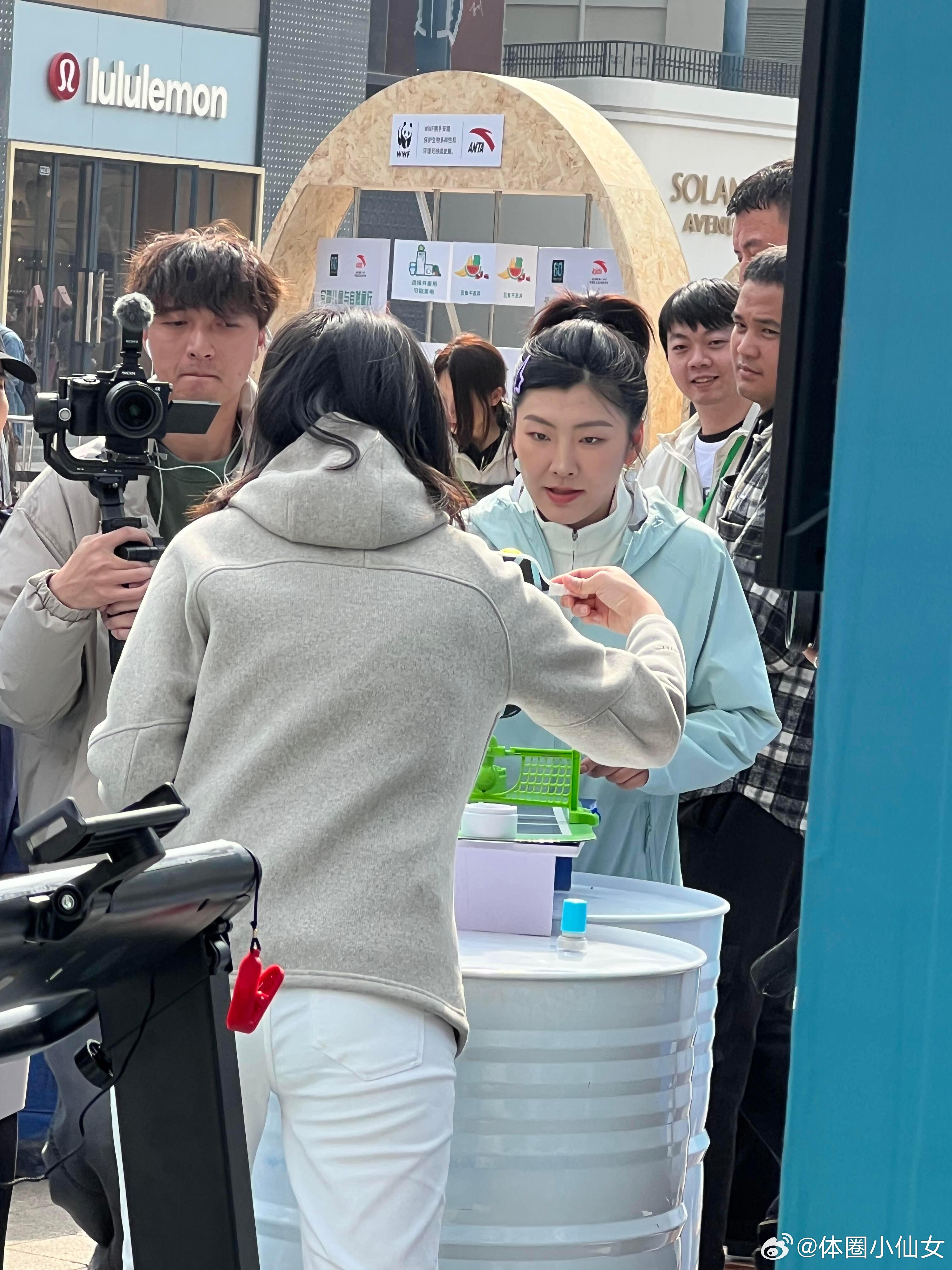 周末偶遇徐梦桃周末逛街偶遇奥运徐梦桃，本人比电视上还好看！从安踏儿童门店到户外互