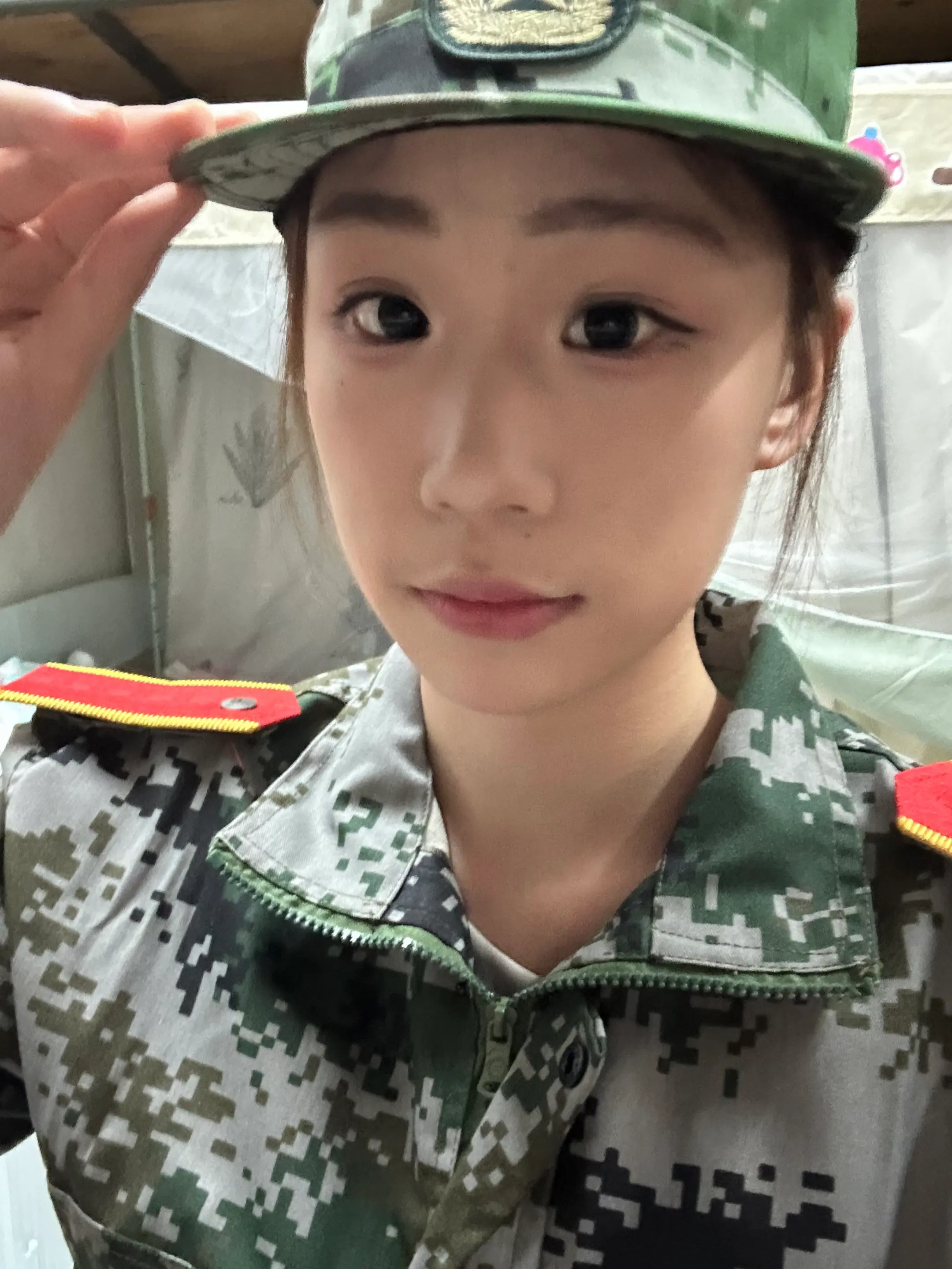 大一新生报到！你不必做玫瑰[玫瑰]就当束向日葵🌻 让未来每个日子都被...