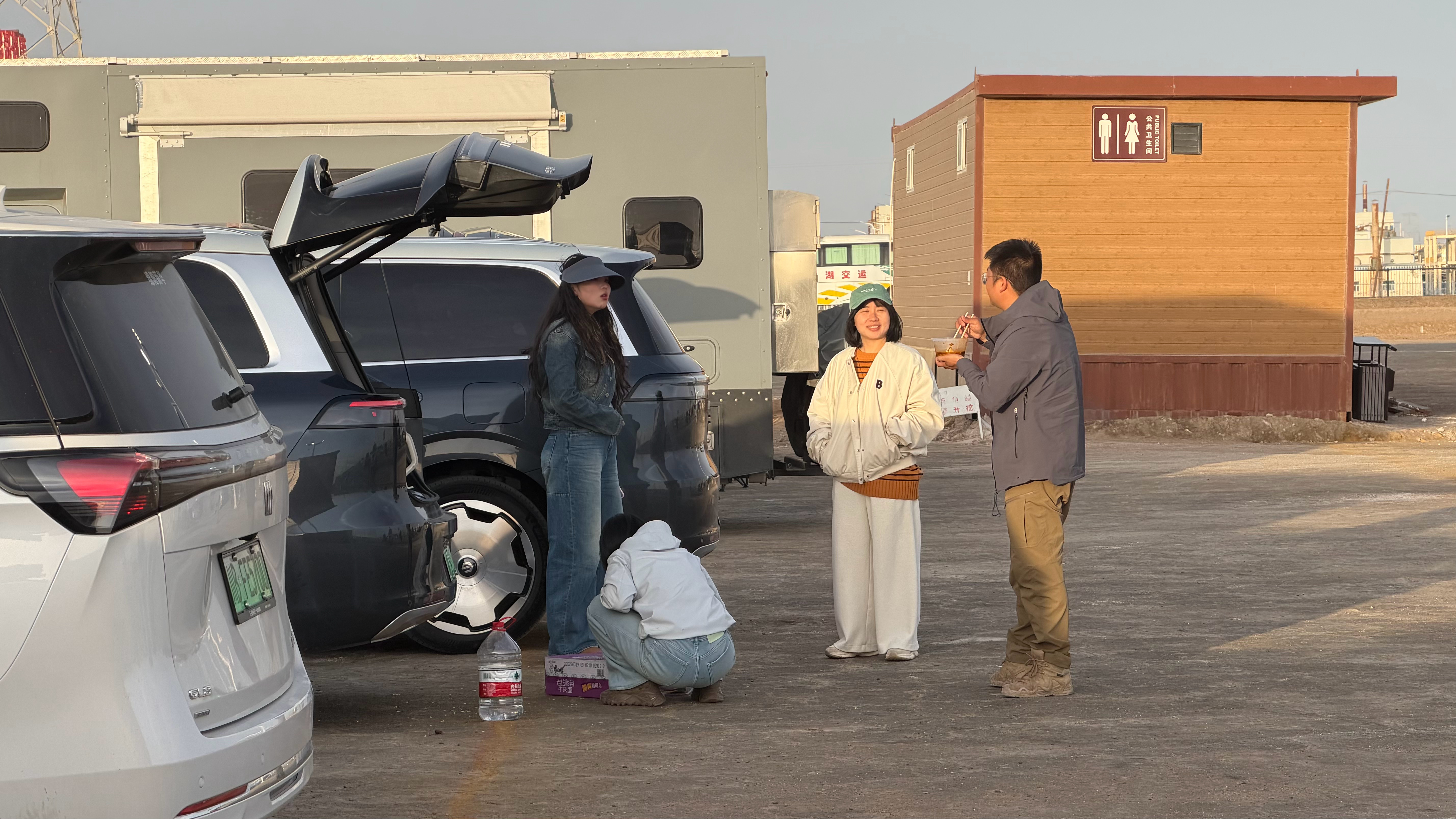 出来旅游你会发现，很多人都是开着车，把车弄成床在外面做饭吃，大家可以零距离接触，