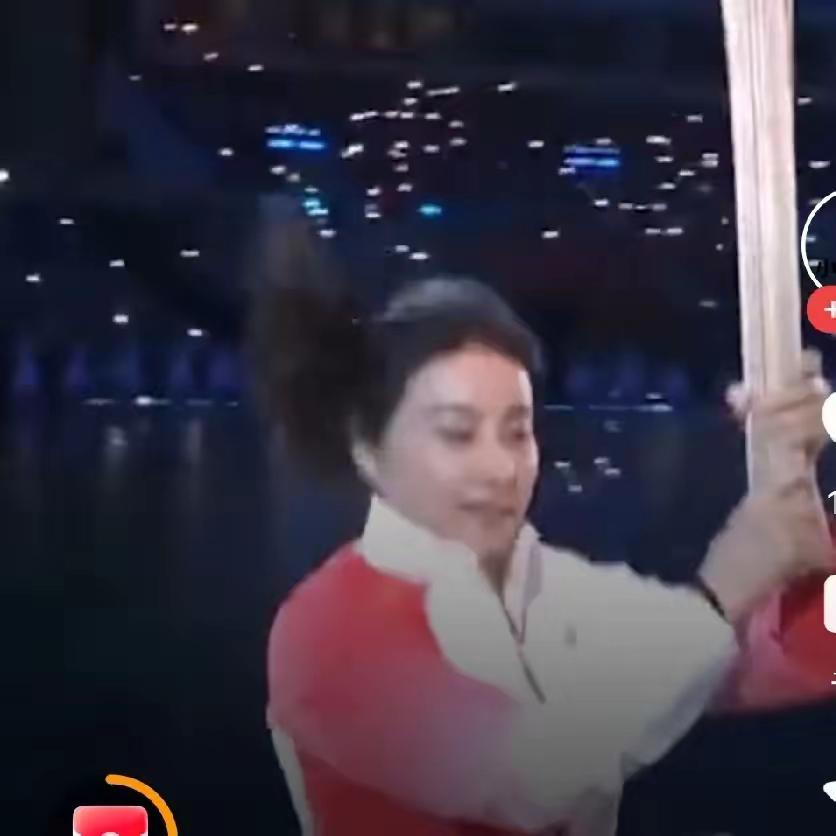 郭晶晶水中传递火炬
但是大家发现没？
马上要交棒前，她其实做了个小动作，她的眼睛