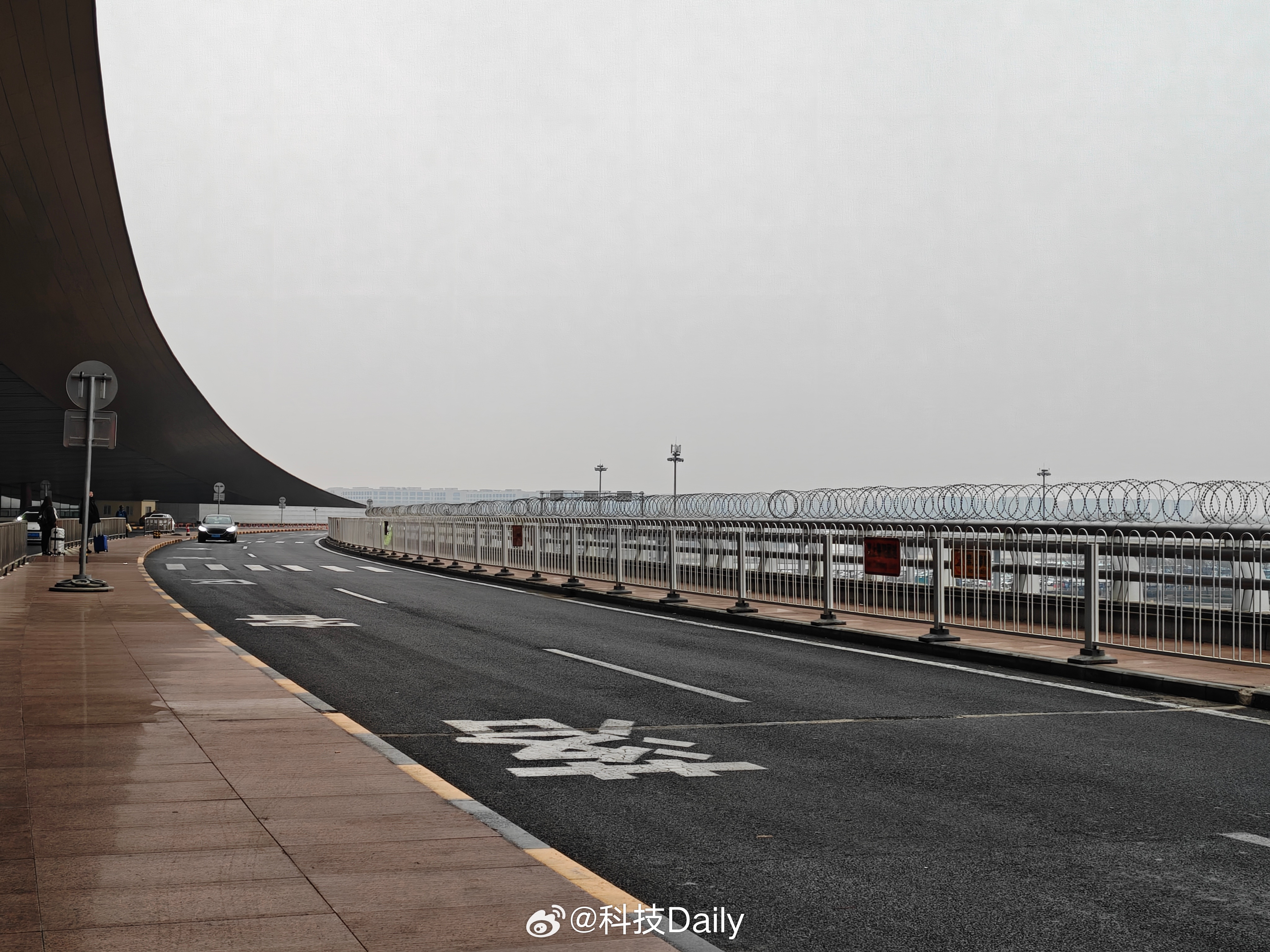 落地北京，发现北京今年雪没怎么下，倒是开始下起春雨来了。 ​​​