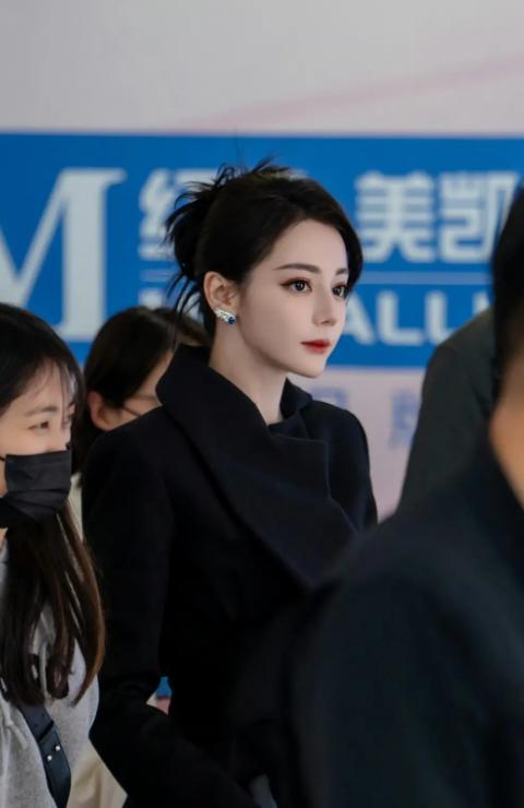 新疆女演员的颜值真是绝了。
 迪丽热巴的轮廓，无论正脸还是侧脸都能秒杀大部分人。