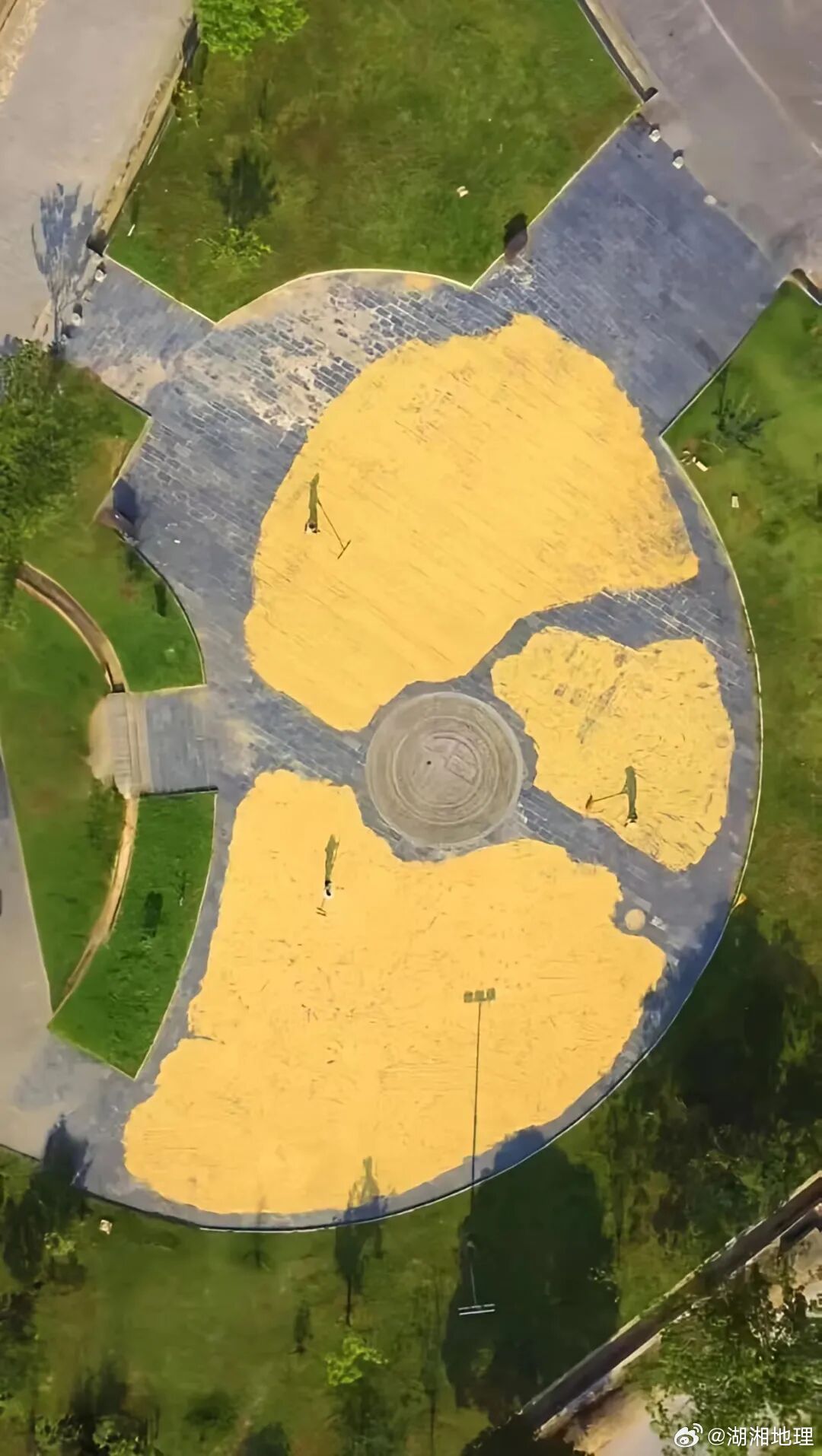 秋天，600岁张谷英村上新了。51000平方米的大屋周围，一改往日单调的黑白灰，