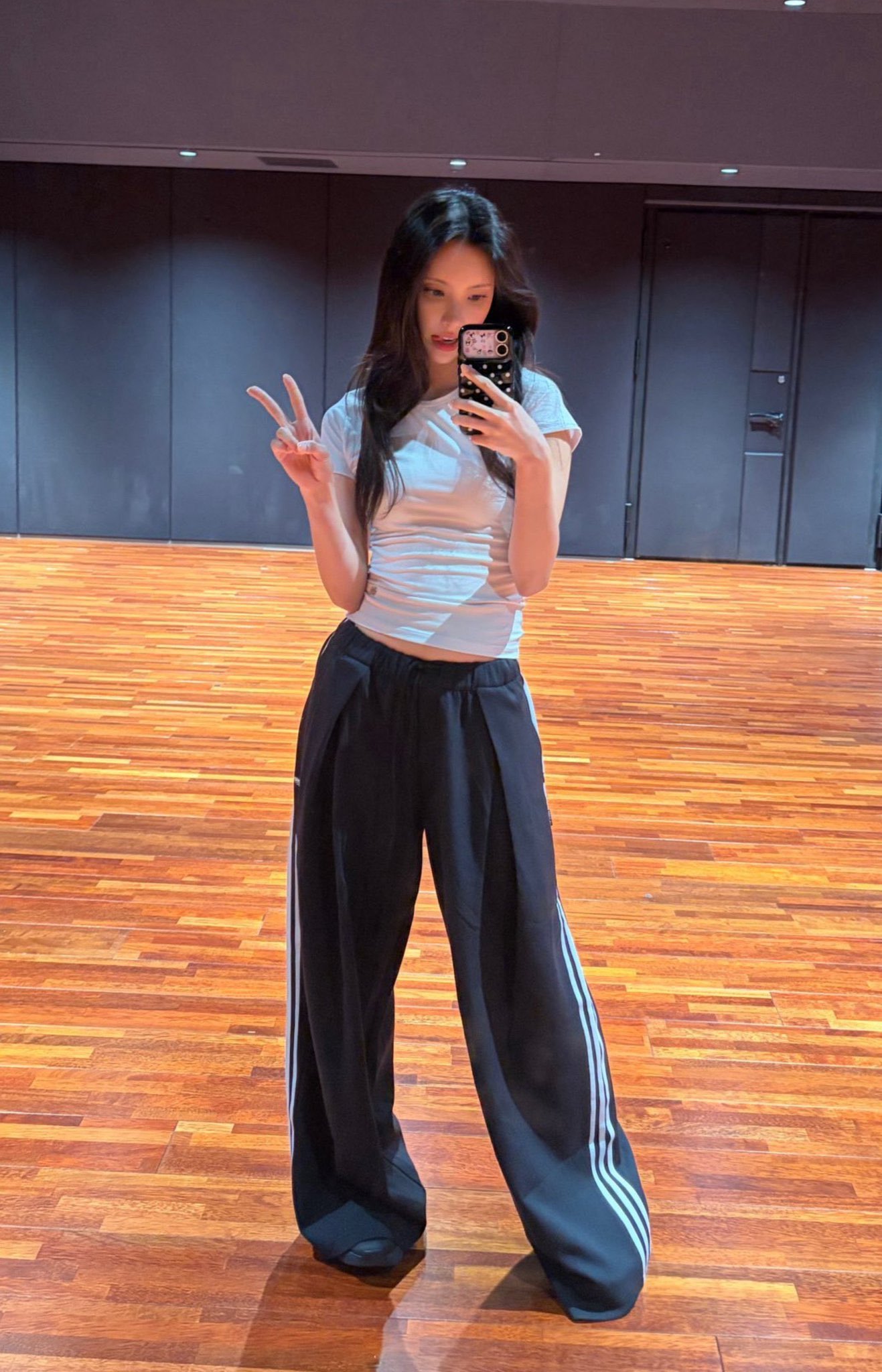 ILLIT成员Yunah 展示了她购买了Jennie的Adidas联名🥺“只是
