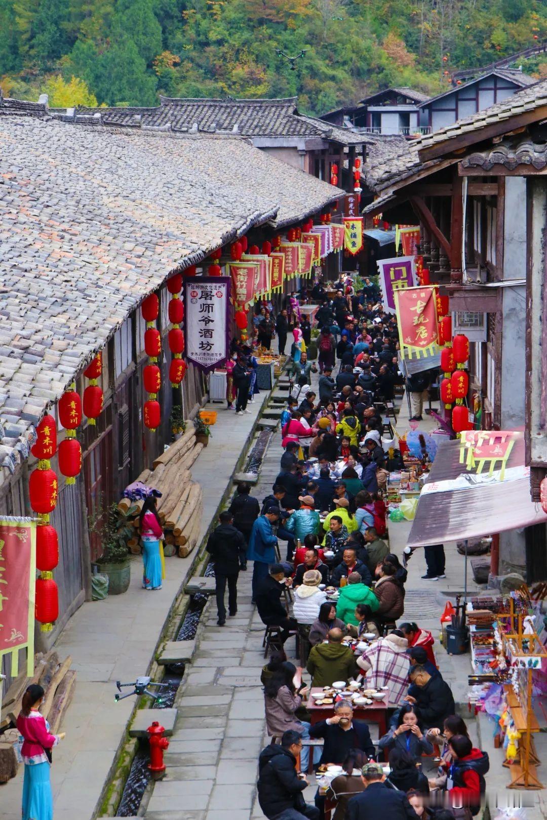 【中国·青木川第七届千人百桌辅唐宴暨傩文化艺术展演展示大会即将开幕】在青木川古镇