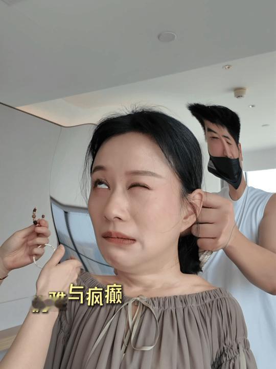 倪虹洁浪姐上班疯了算工伤吗倪虹洁海边唱《阿婆说》秒变风情妈咪，转身又成"喜人倪石