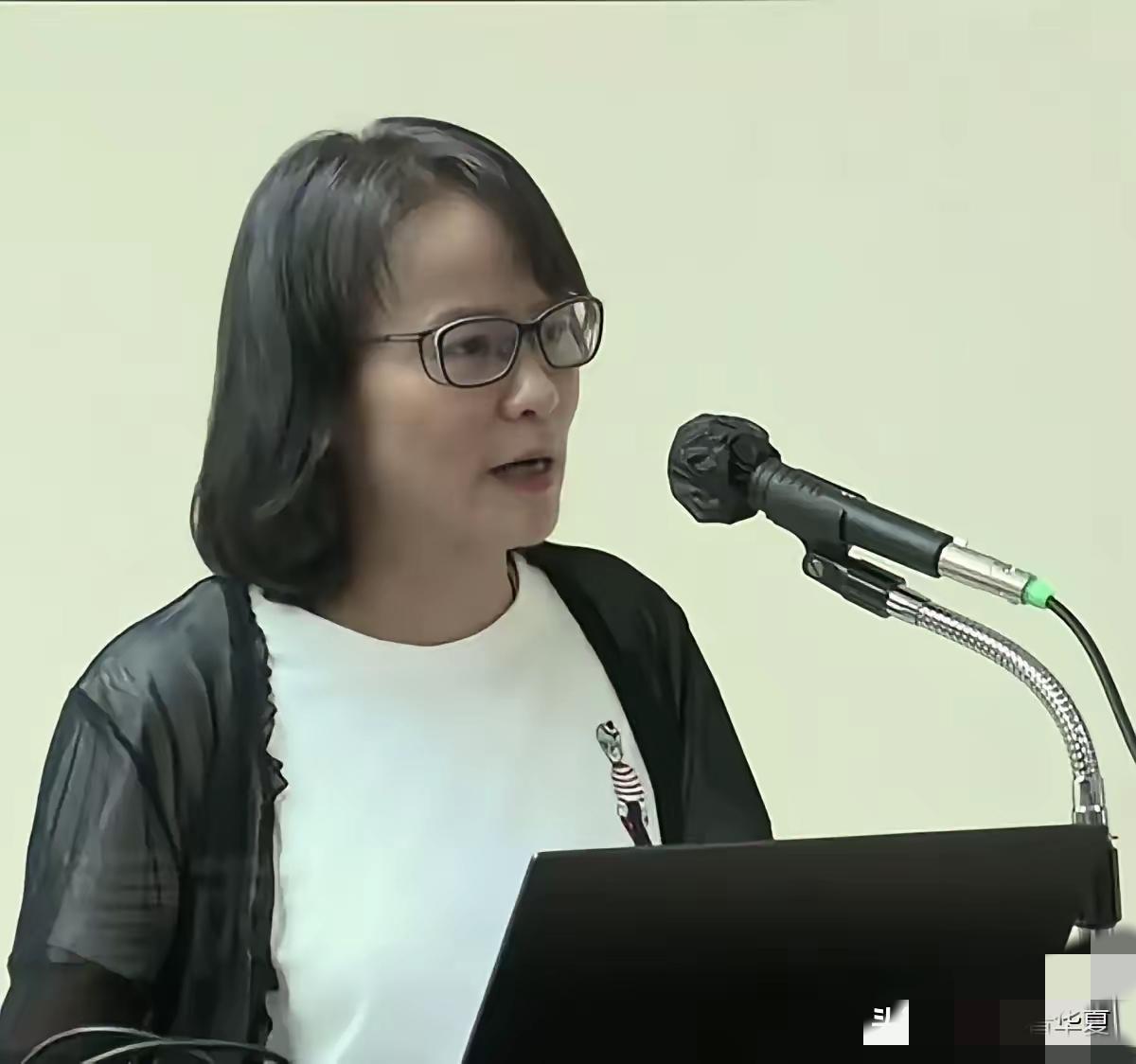 台湾爱国女教师区桂芝的怒斥，真是句句戳中要害，把某些政客的双面嘴脸扒得干干净净。