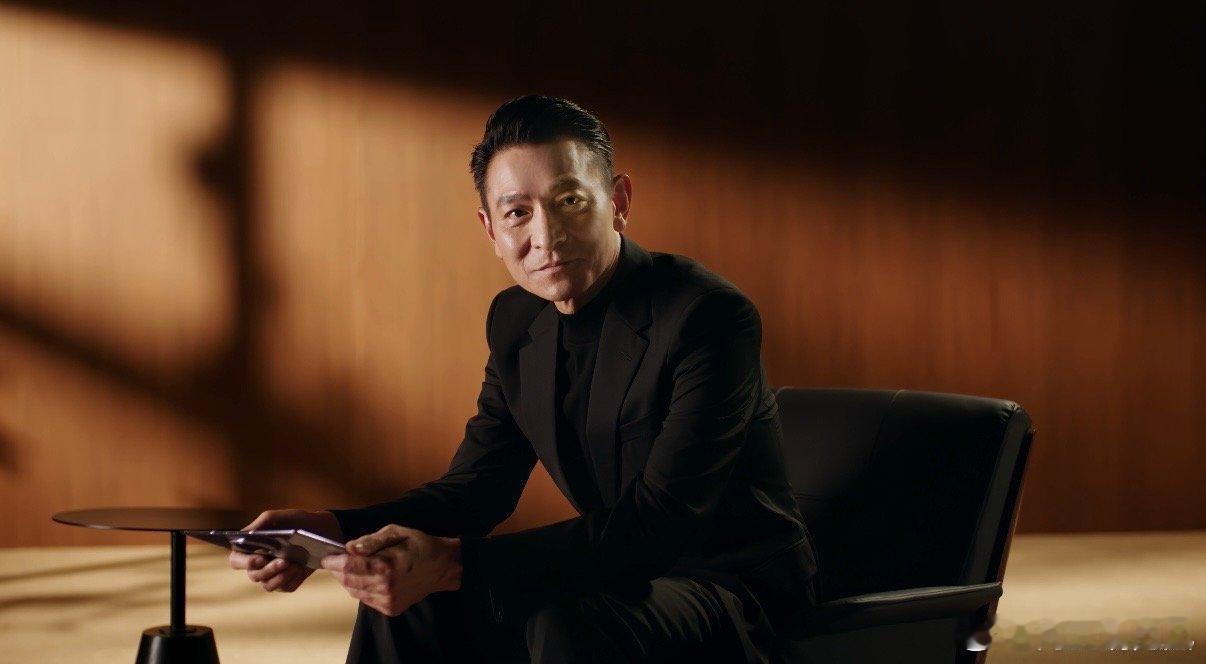 刘德华问网友想听什么刘德华将出席华为发布会非凡大师倡导突破自我，刘德华数十年职业