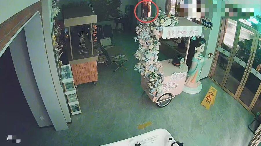 上海黄浦辖区一间咖啡店夜间窗户闭合留有缝隙，不法人员借机窃取店内经营资金，店主忙
