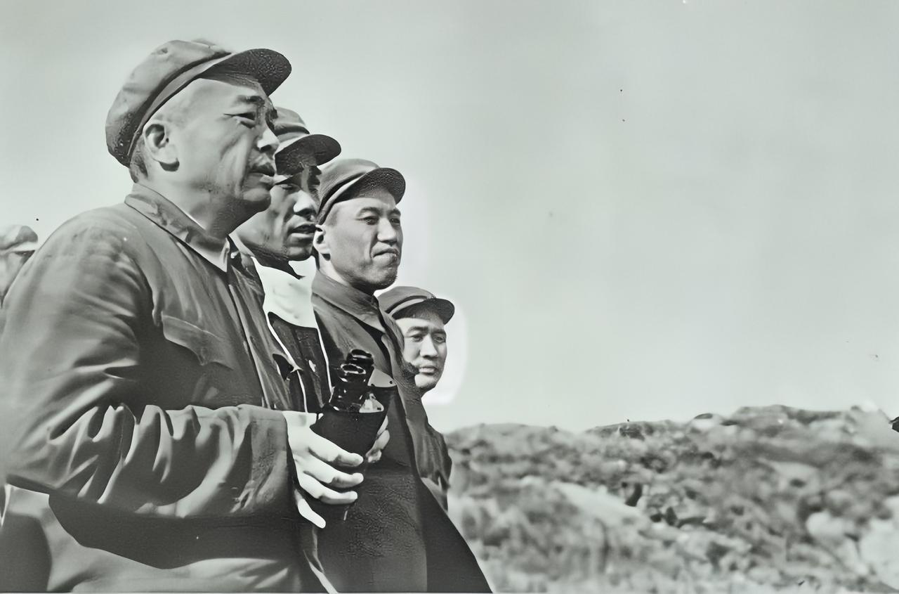 彭德怀元帅戎马一生，多次遇险，却总能逢凶化吉。1951年4月9日凌晨，突然敌机来