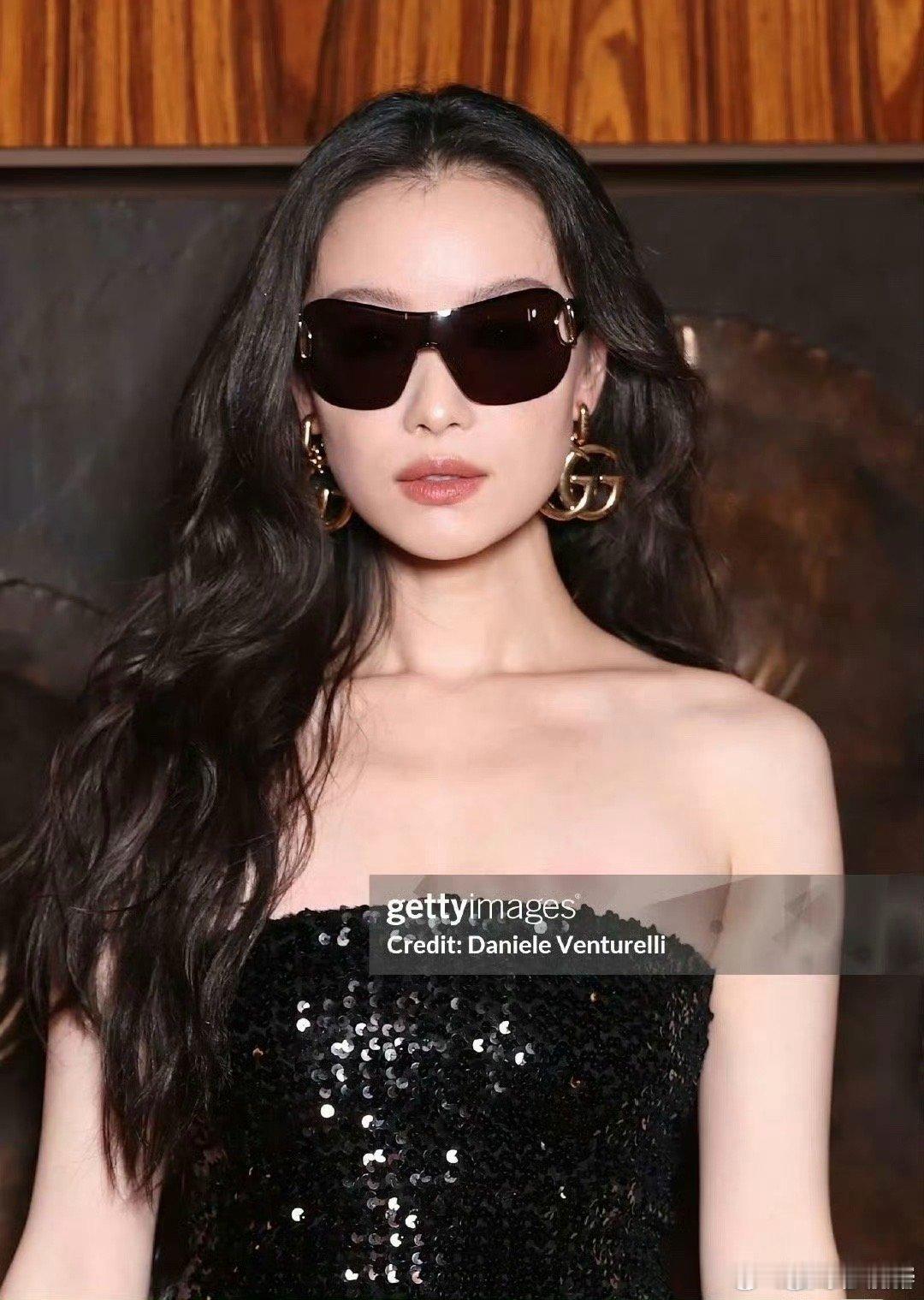 倪妮G社生图状态 倪妮的G社生图状态好到出圈！黑裙造型优雅又酷飒，生图丝毫不输精
