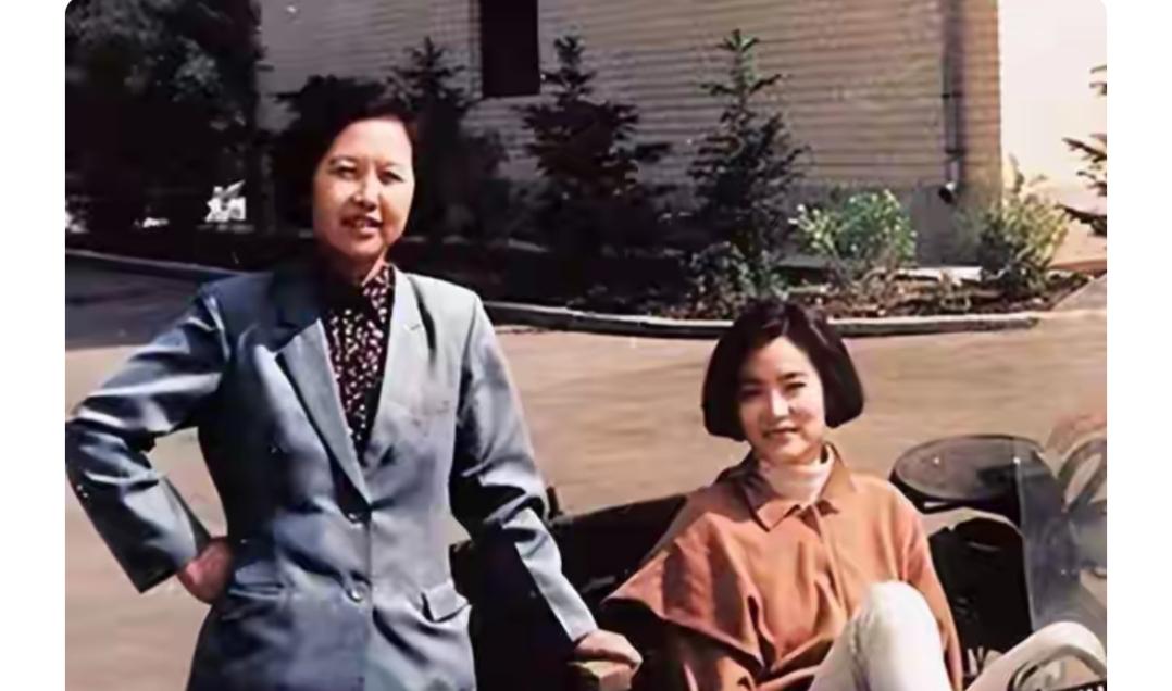 两位女士在户外聊天，气氛轻松愉快。年代已久，认识这两位吗？