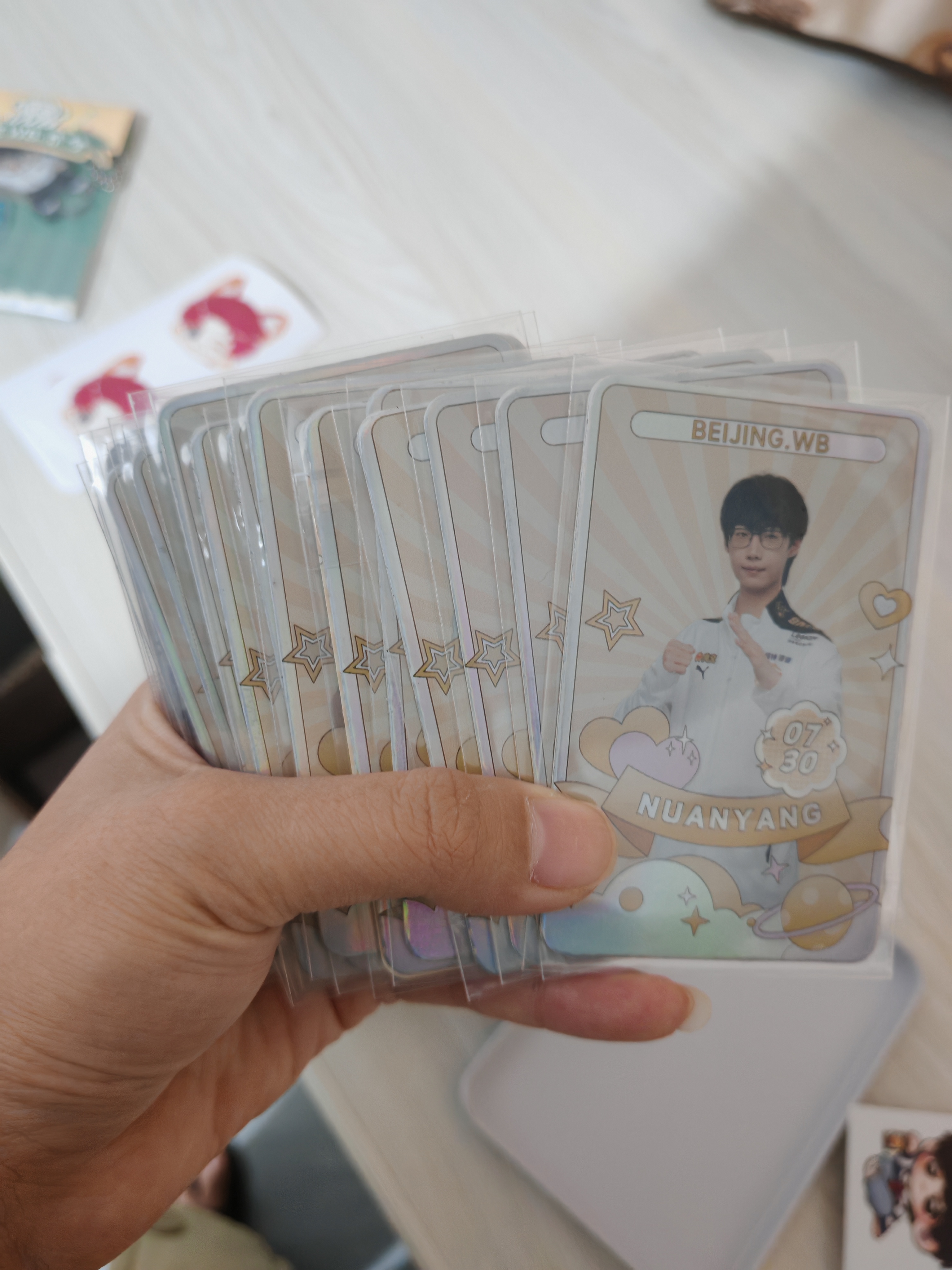 我在翻我之前收的东西，发现之前收的物料里面有一套23还是24wb的杂志和小卡