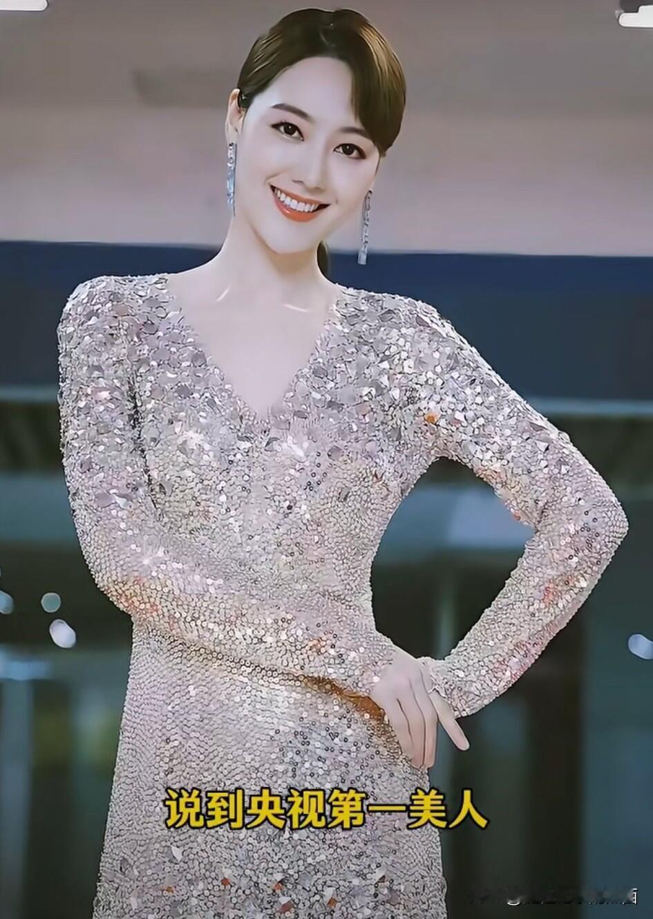 主持人里面王冠是当之无愧的顶级美人，比刘芳菲的颜值高。她有一张标准的瓜子脸，五官