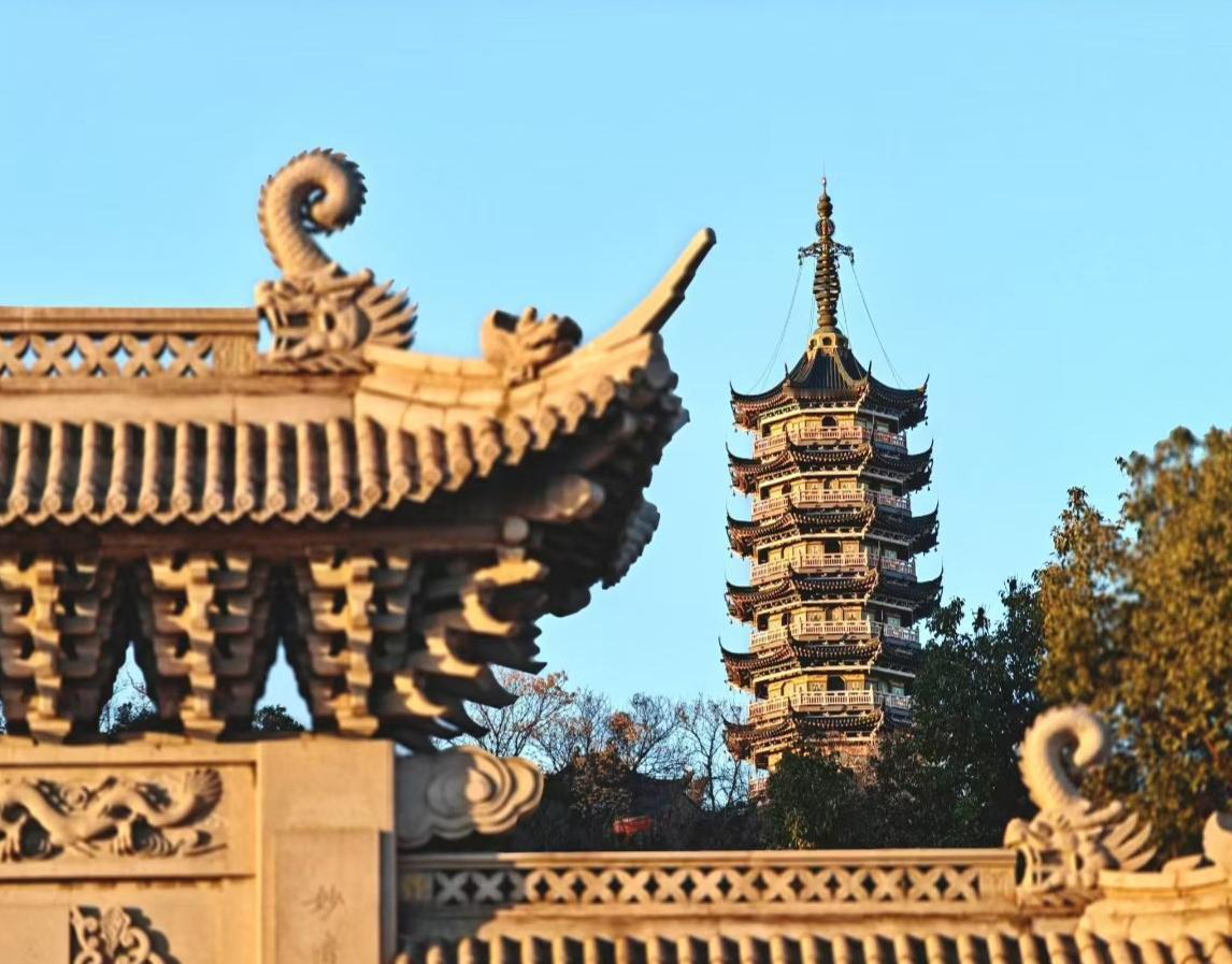 ⛩️石栏雕着龙纹，塔影在晴空下沉默如诗，日光给古建镀上暖边，像尘世与历史碰了个温