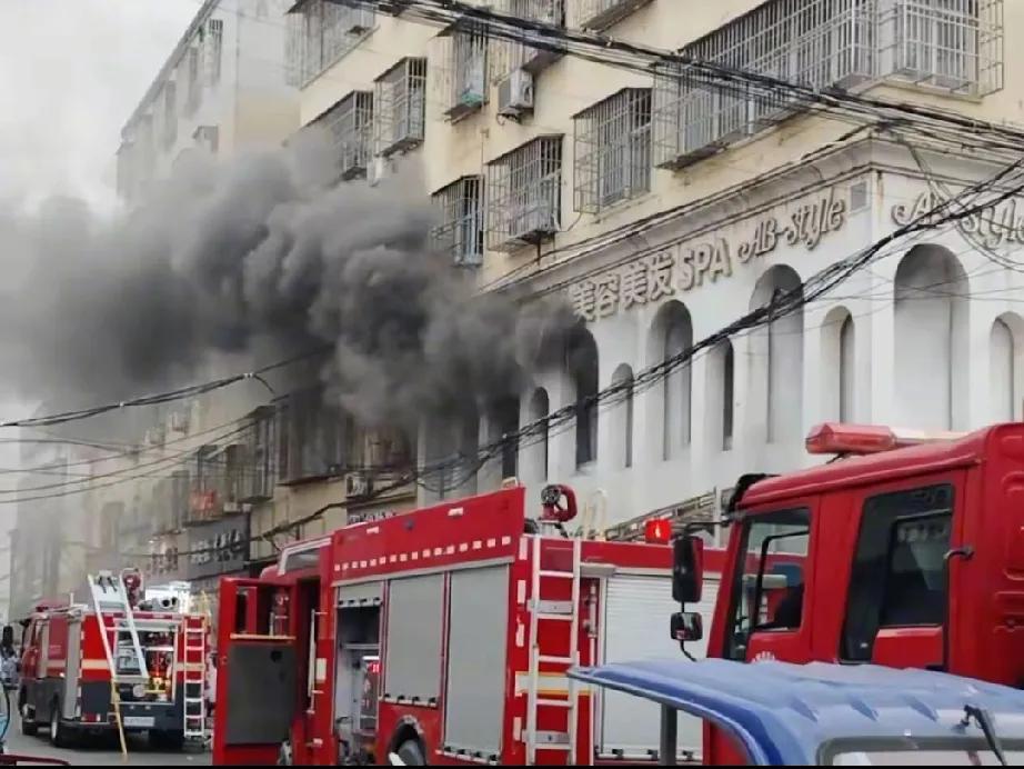 河南美容美发店失火：一场惊心动魄的生死营救

在河南省固始县，10月28日的这一