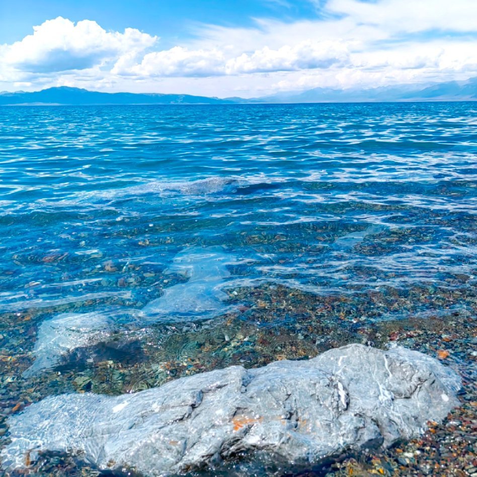三亚沧海银蓝太美了三亚的蓝银交织浪漫到心尖，赛里木的青纯粹高级感拉满。奔赴这两处