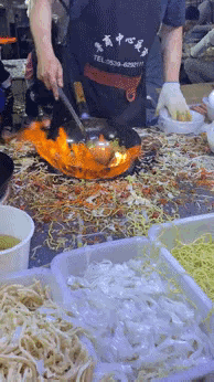 一个晚上下来，炒的还没有旁边浪费的多，也不知道靠什么赚钱。