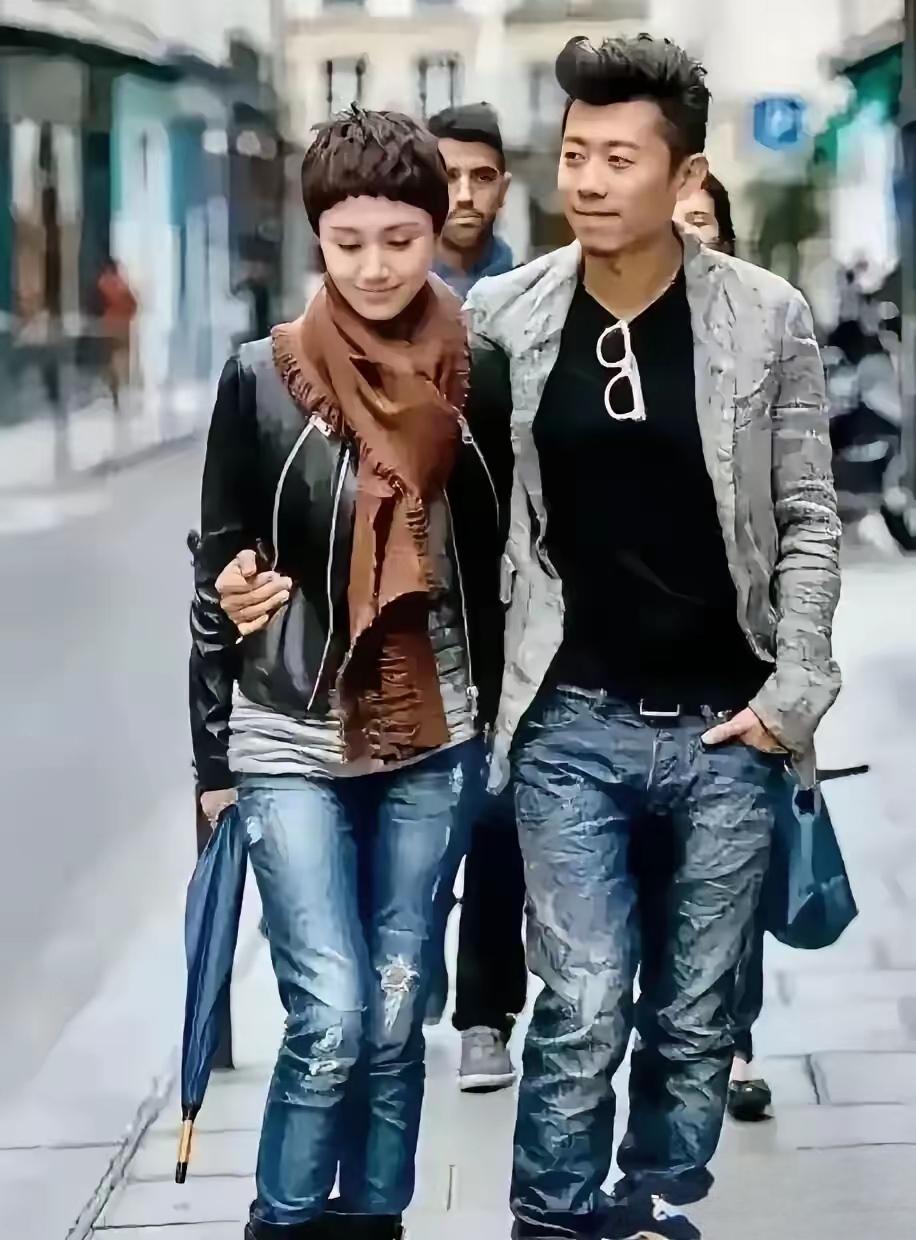 二人相守多年，感情稳固令人羡慕。男方俊朗儒雅，女方实力出众，穿搭简约高级，为人低