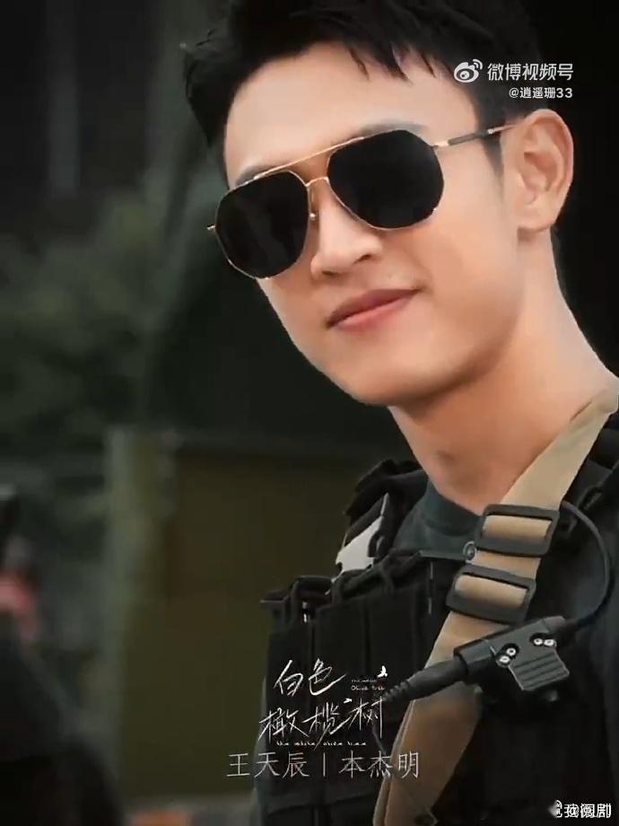 王天辰演的本杰明是天生的老公 穿上迷彩服的王天辰简直化身为战士，既帅气又充满力量