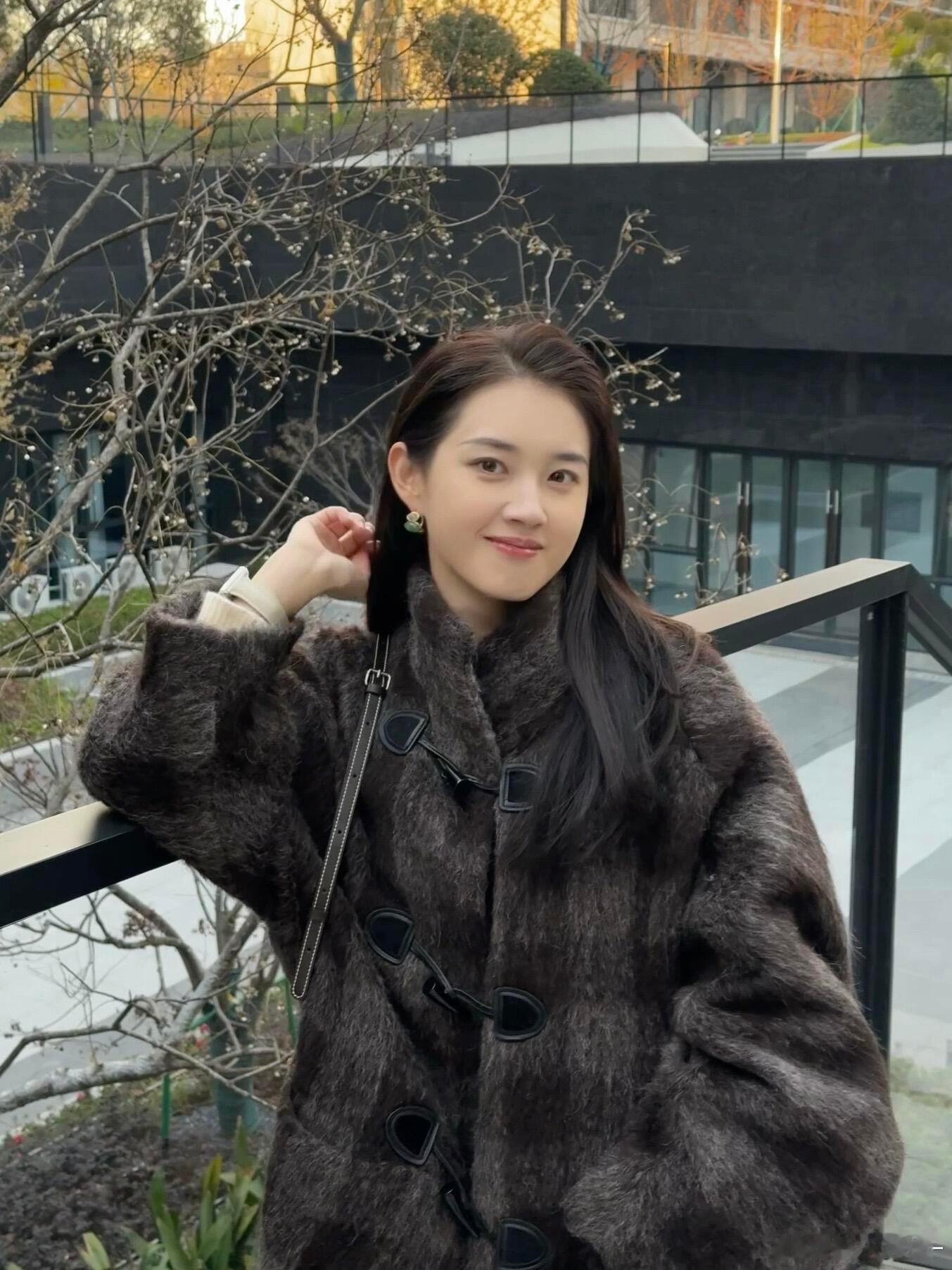 郭欣宇温柔佛系小白花人设谁能想到镜头里不争不抢的温柔小白花，私下对同行满是防备与