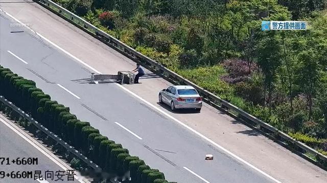 高速路上突现巨型铁架，成不小安全隐患。过路司机果断停车，徒手挪动八十斤铁架，将障