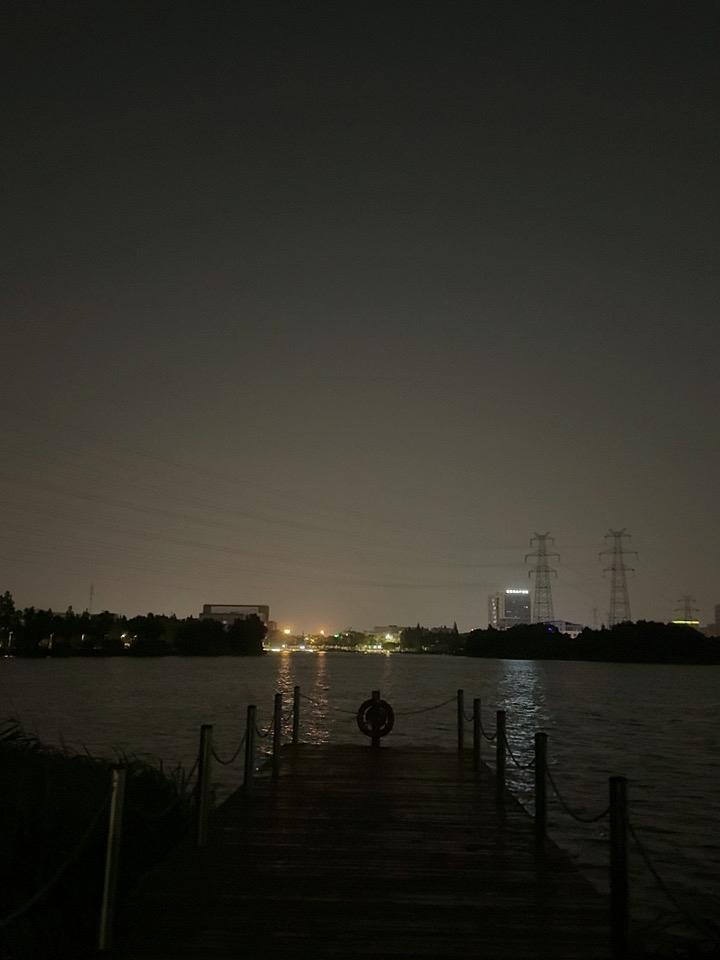 分享你的随手拍照片夜色中的湖畔木栈道，静谧而美丽。