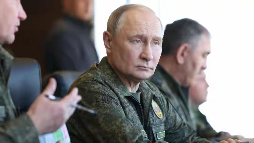 普京下令准备核试验，特朗普忙打退堂鼓，提议中美俄销毁核武