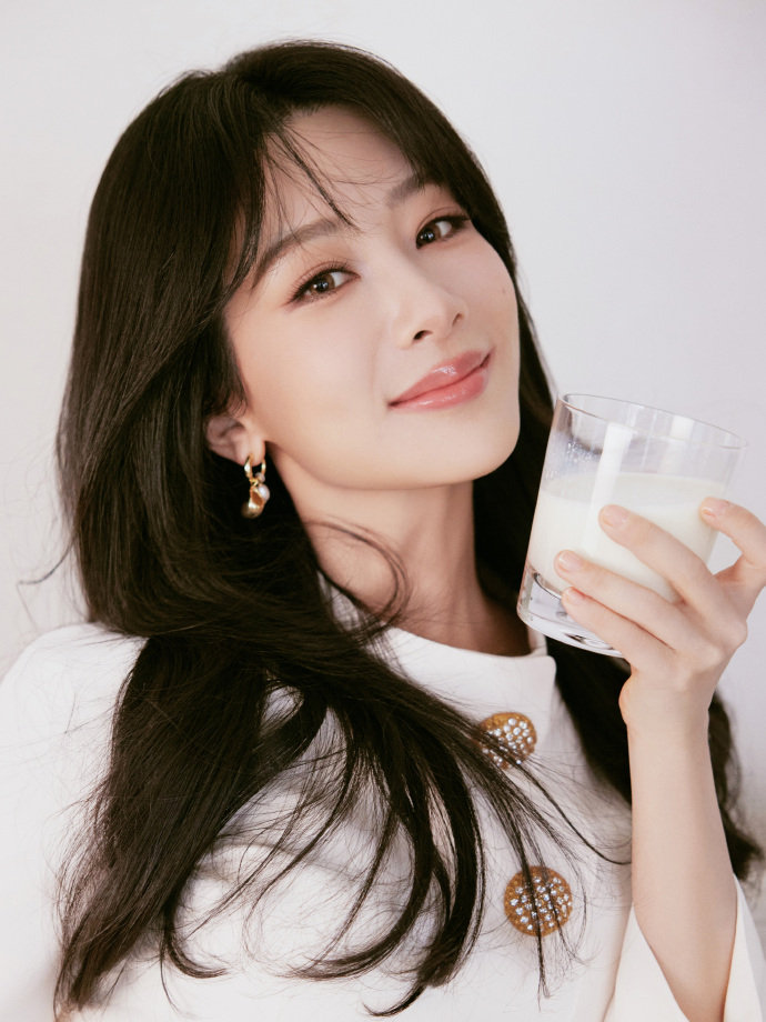 杨紫优雅知性美 杨紫的这一纯白造型不仅仅是一套服装的搭配，更是一种知性气质的外在